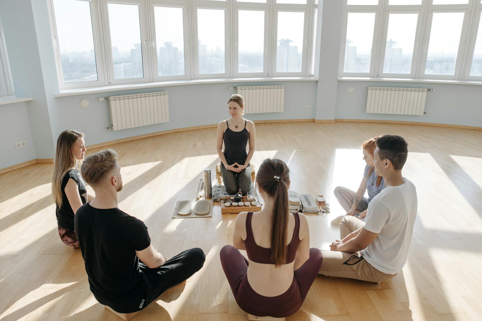 Atelier de sophrologie en petit groupe, ambiance chaleureuse et bienveillante